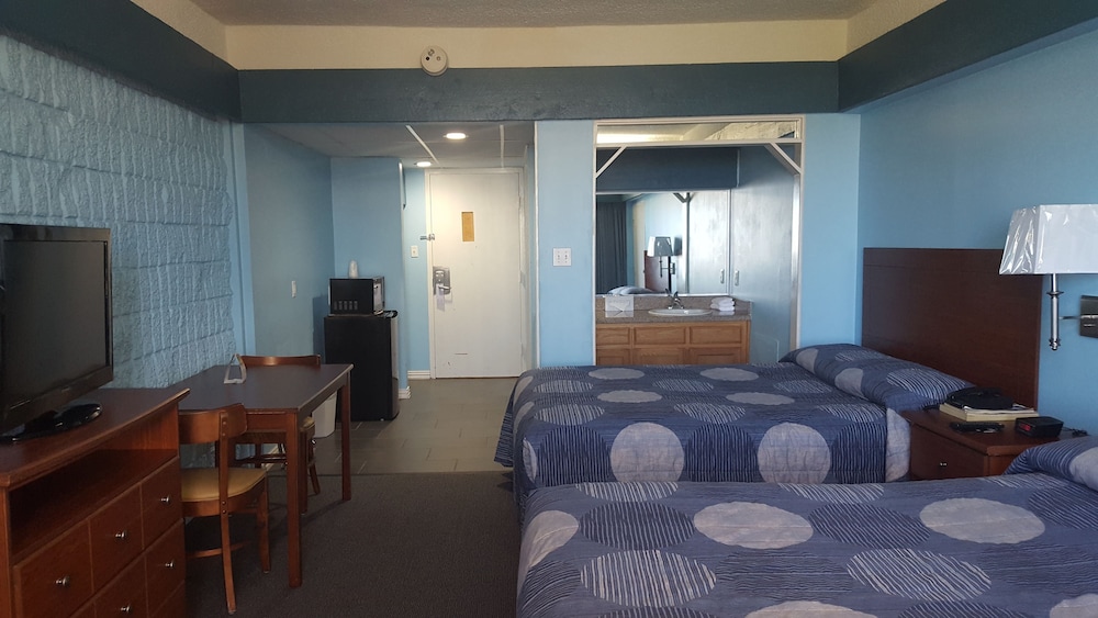 North Double Queen Beds (No Kitchenette) No Pets Allowed - Photo 2