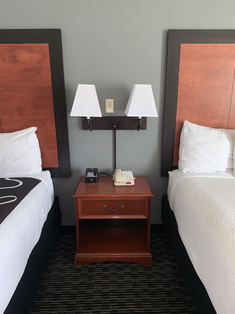 Deluxe Suite, 2 Queen Beds, Non Smoking (Deluxe Family Suite) - Photo 4
