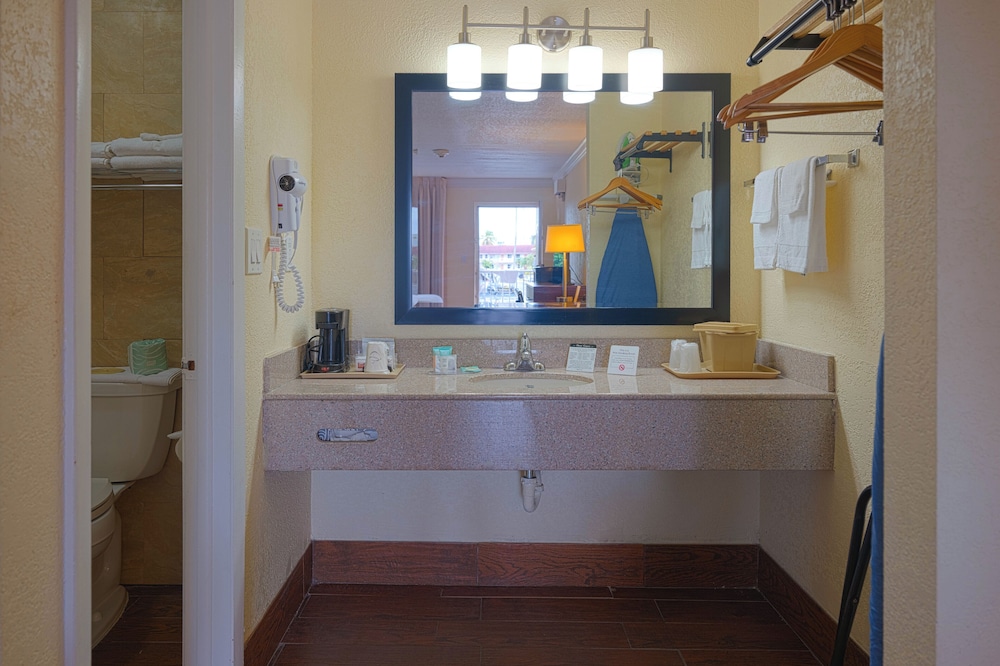 Premium Room, 2 Queen Beds - Photo 16