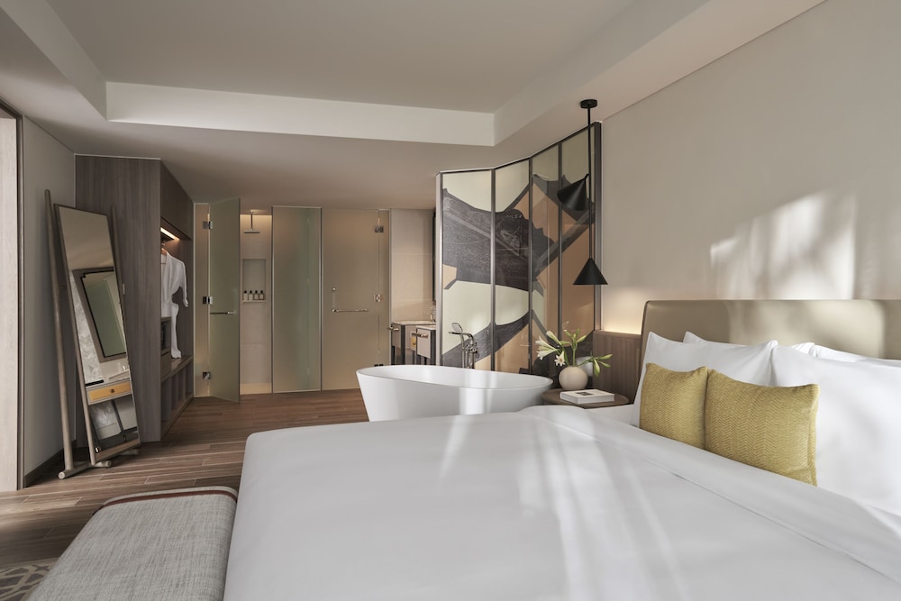 Suite, 1 King Bed, River View - Photo 7