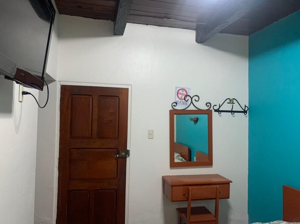 Standard Room, 2 Twin Beds photo 3