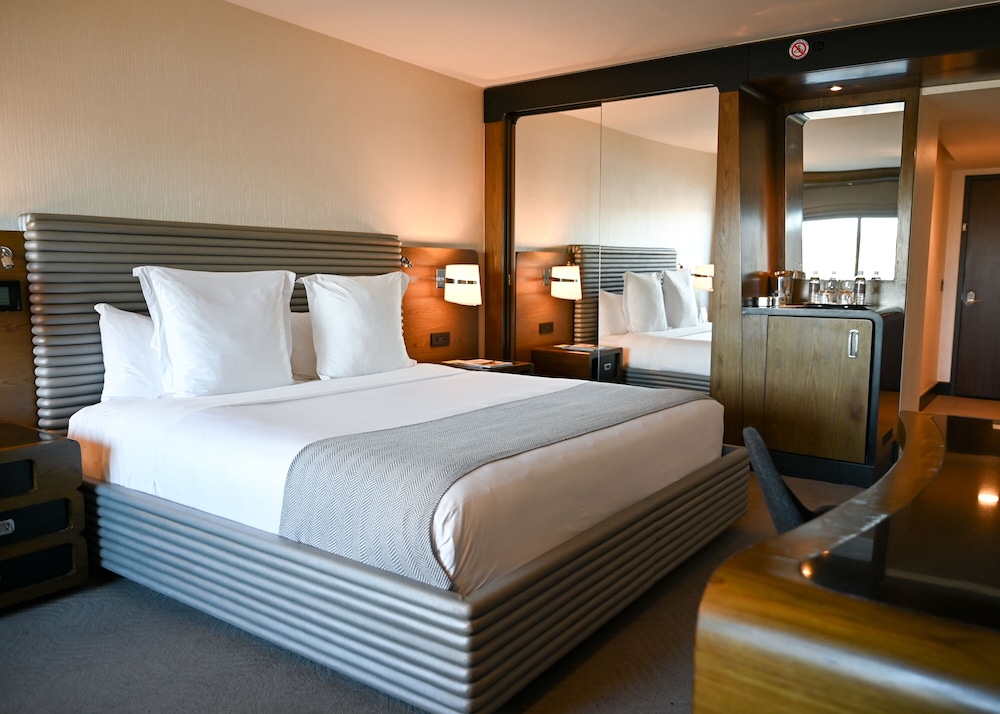 Premier Room, 1 King Bed, Balcony, River View - Photo 2