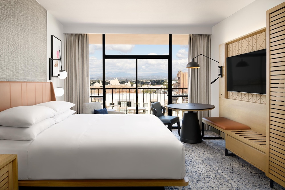 Club Room, 1 King Bed - Photo 16
