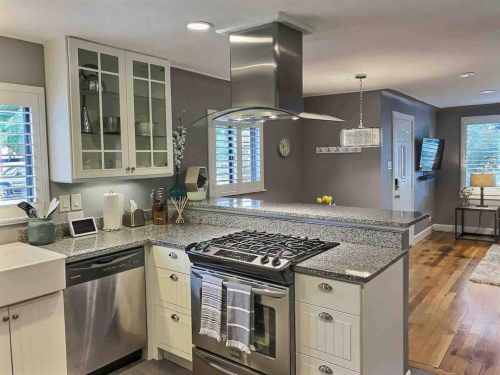 Modern Littleton Cottage 2 Blocks to Main Pets Fenced Backyard Firepit, Bilde 7