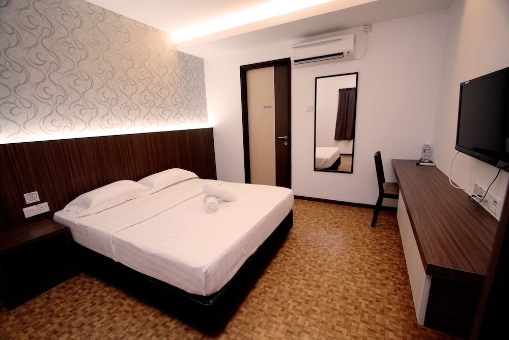 Deluxe Queen Room, No Windows - Photo 1