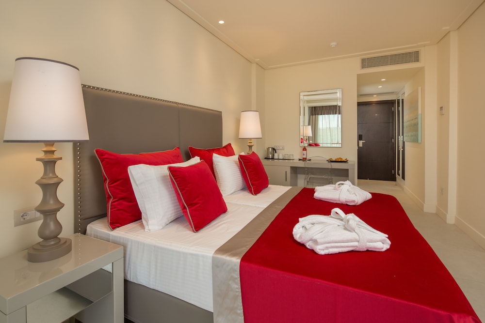Superior Twin Room (Limited Bay View) thumbnail 6