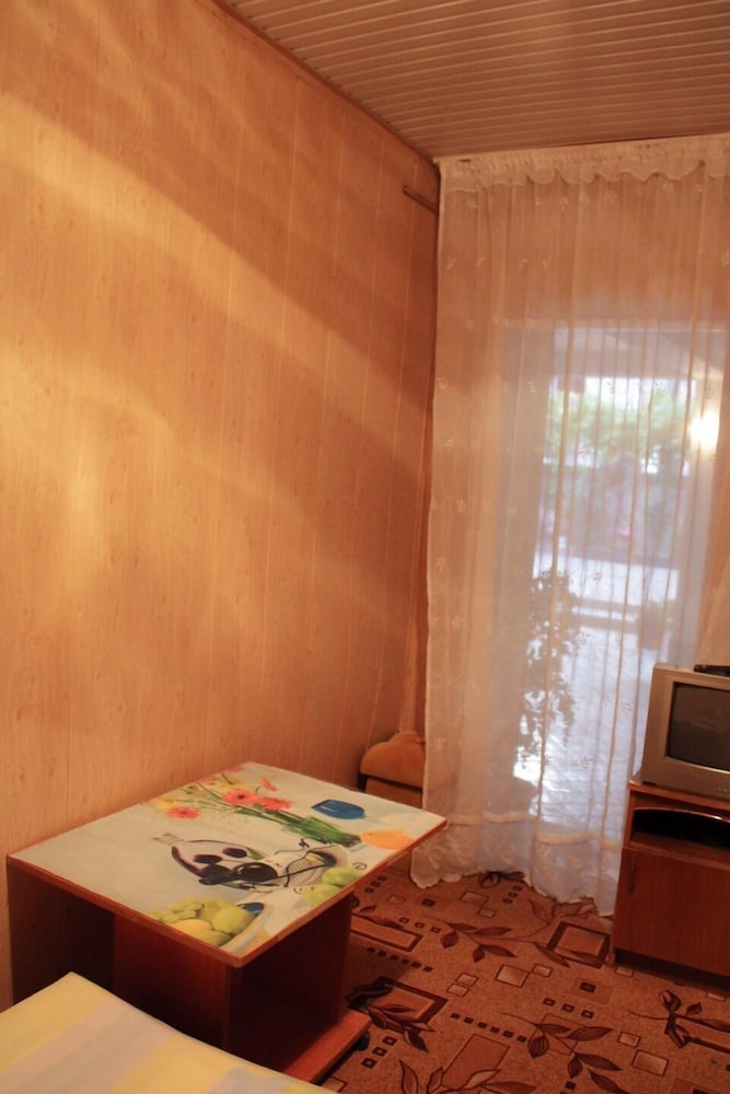 Economy Double Room, 1 Double Or 2 Twin Beds, Shared Bathroom photo 3