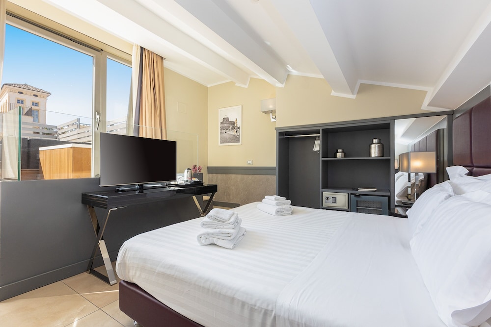 Luxury Room, Hot Tub, City View - Photo 1