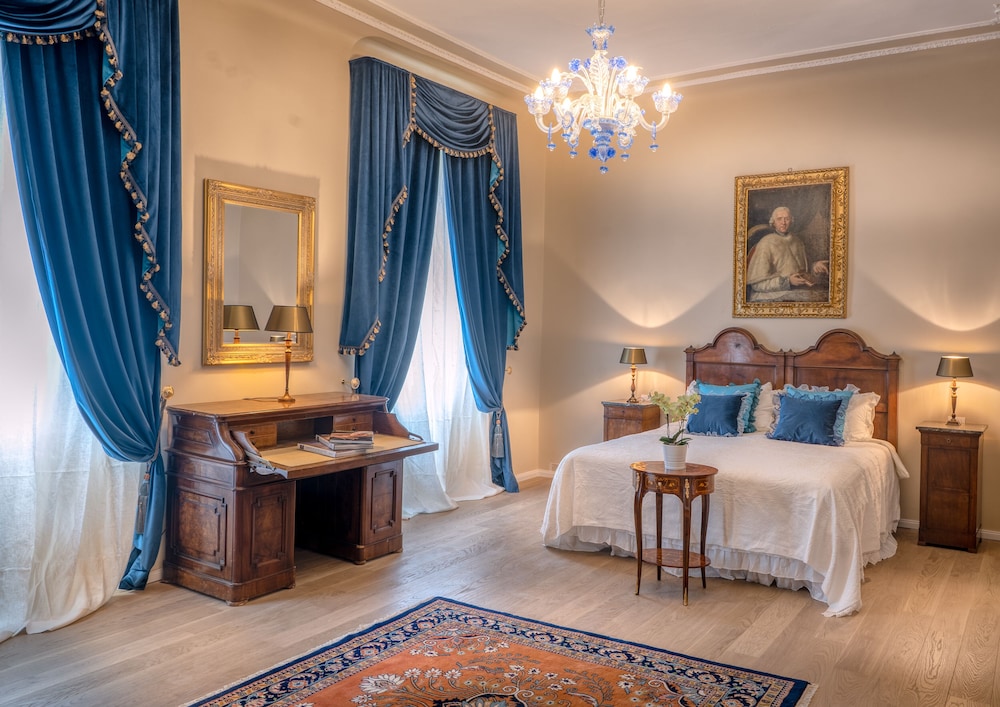 Senior Studio Suite, 1 King Bed, Courtyard View photo 3