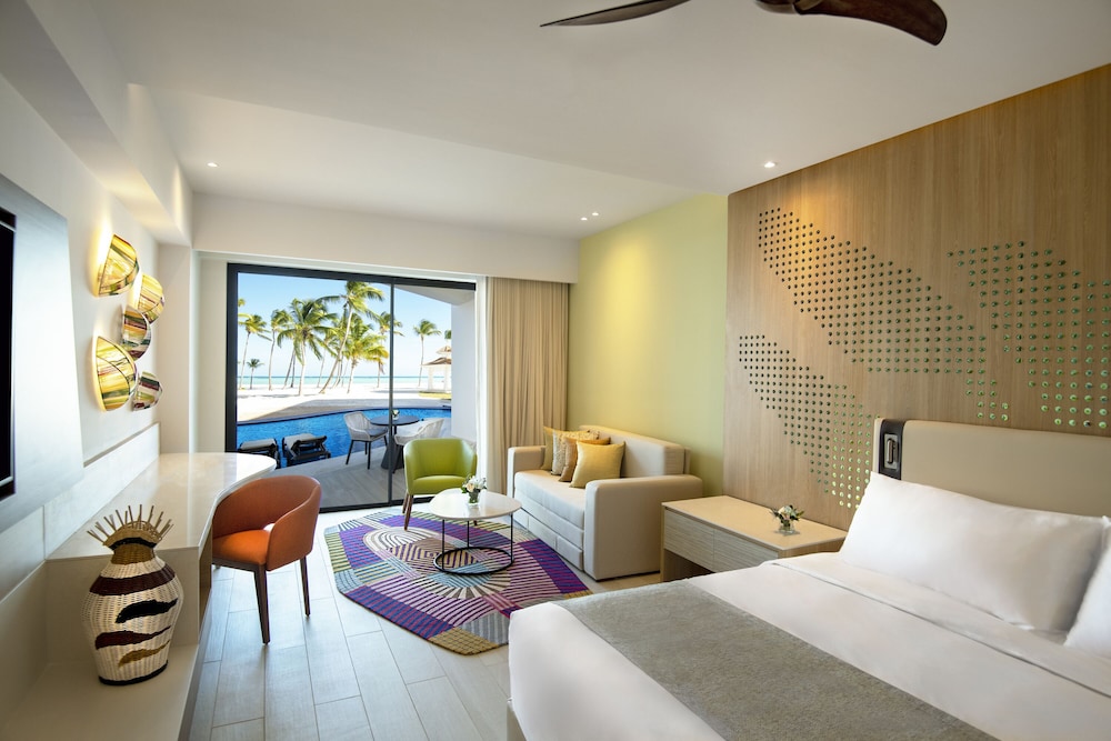 Junior Suite, 1 King Bed With Sofa Bed, Oceanfront (club, Swim Up)