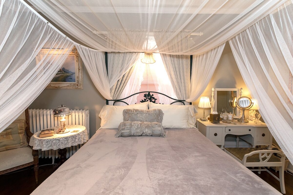 Romantic Room, 1 Queen Bed, Private Bathroom photo 3