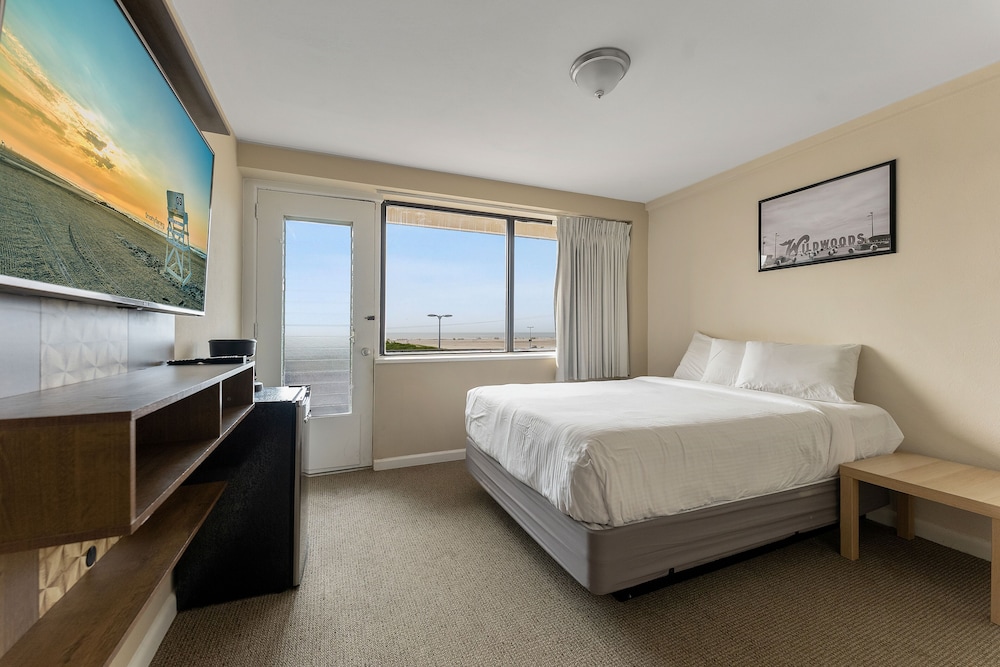 Economy Single Room, 1 Queen Bed, Non Smoking, Ocean View photo 1
