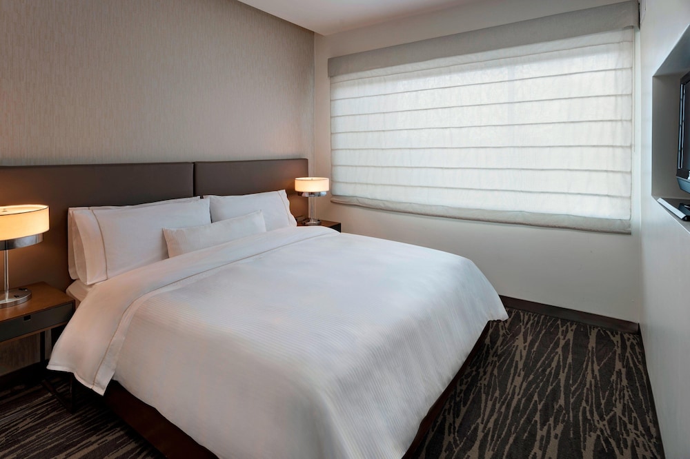 Suite, 1 Bedroom - Photo 1