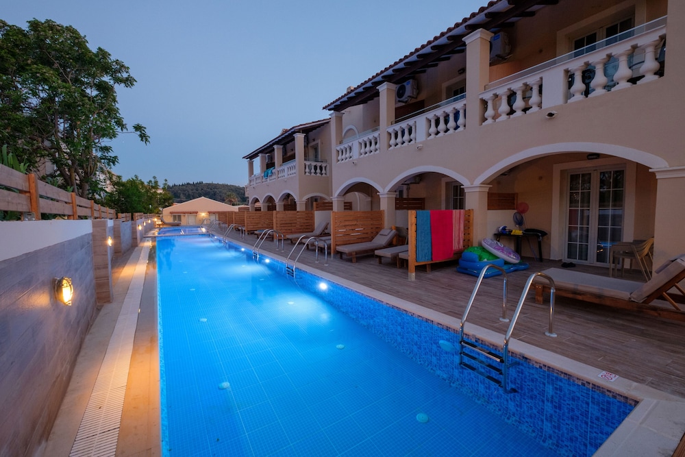 Premium Swim-Up Room - Photo 2