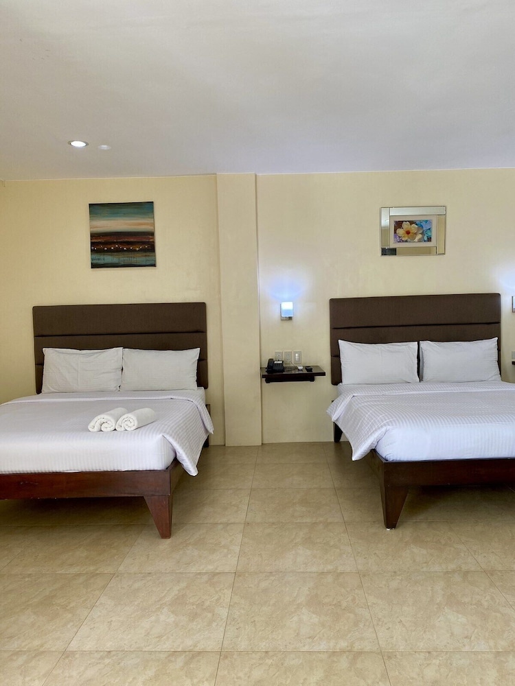 Deluxe Family Room (West Wing) photo 3