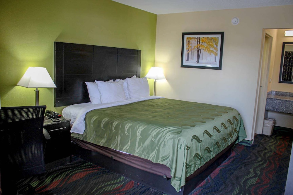 Standard Room, 1 Queen Bed, Non Smoking, Refrigerator & Microwave - Photo 1
