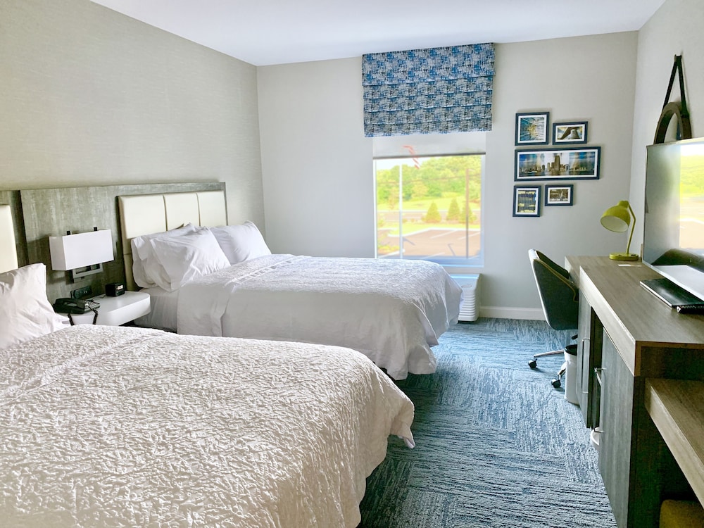 Room, 2 Queen Beds, Accessible (Mob/Hearing, Roll-In Shower) photo 2
