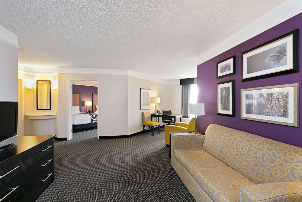 Deluxe Suite, 2 Double Beds, Non Smoking (Courtyard/Pool View) - Photo 3