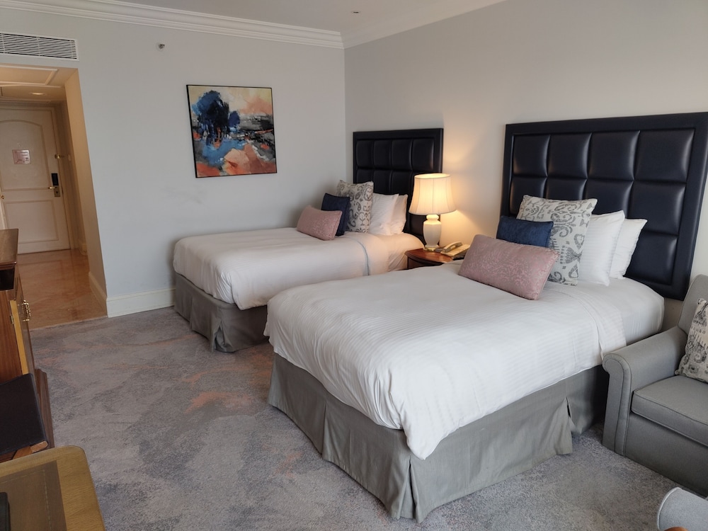 Serene Infinity Sea View Room Twin Bed - Photo 2