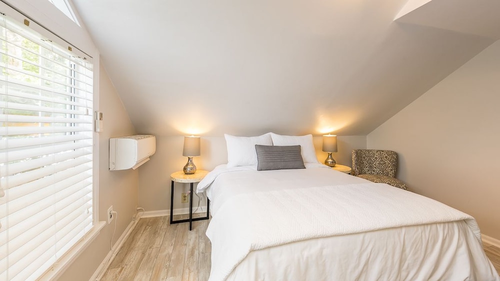 Standard Room, 1 Queen Bed photo 2