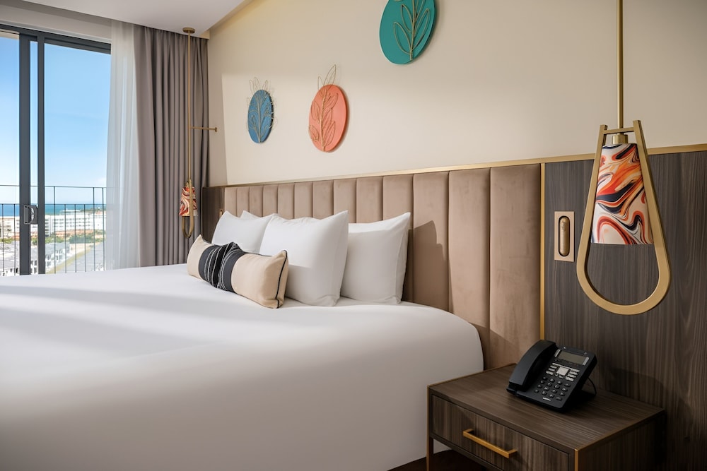 Premium Room, 1 King Bed - Photo 8