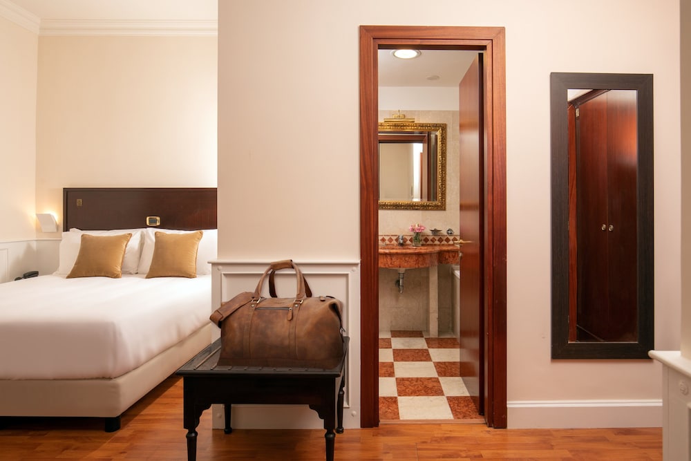 Economy room French bed