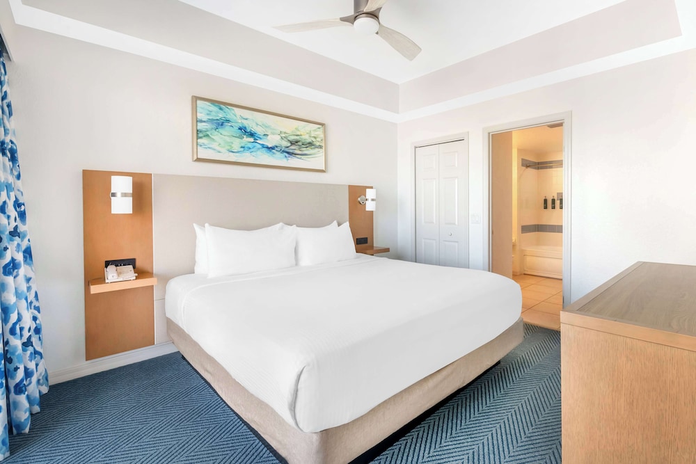 1 BEDROOM 1 KING SUITE WITH BALCONY photo 2