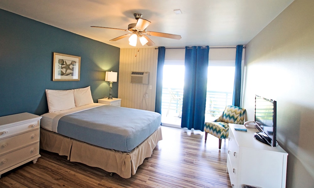 Standard Room, 1 King Bed, Balcony, Ocean View (No Pets) photo 1