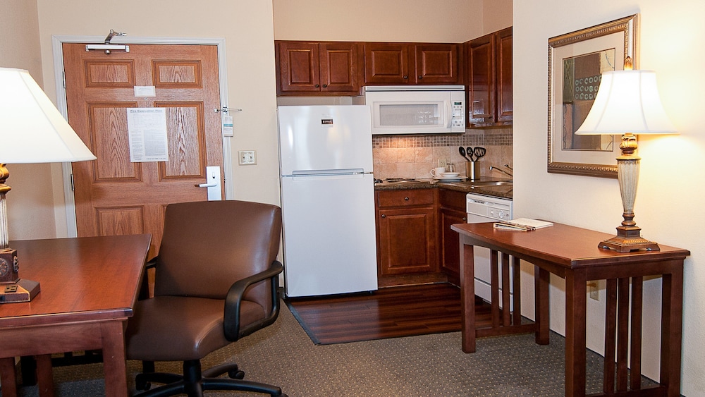 Studio Suite, 1 Queen Bed, Non Smoking, Kitchen - Photo 4