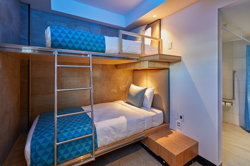 Private Bunk With Roll In Shower - Photo 2