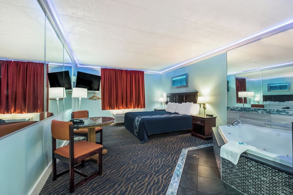 Room, 1 King Bed, Smoking, Jetted Tub - Photo 2