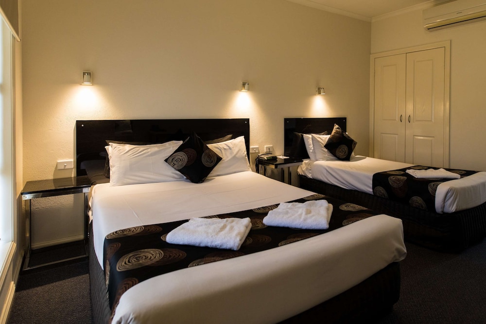 Deluxe Room, Multiple Beds, Non Smoking, Kitchenette (Walk-in Shower) - Photo 7