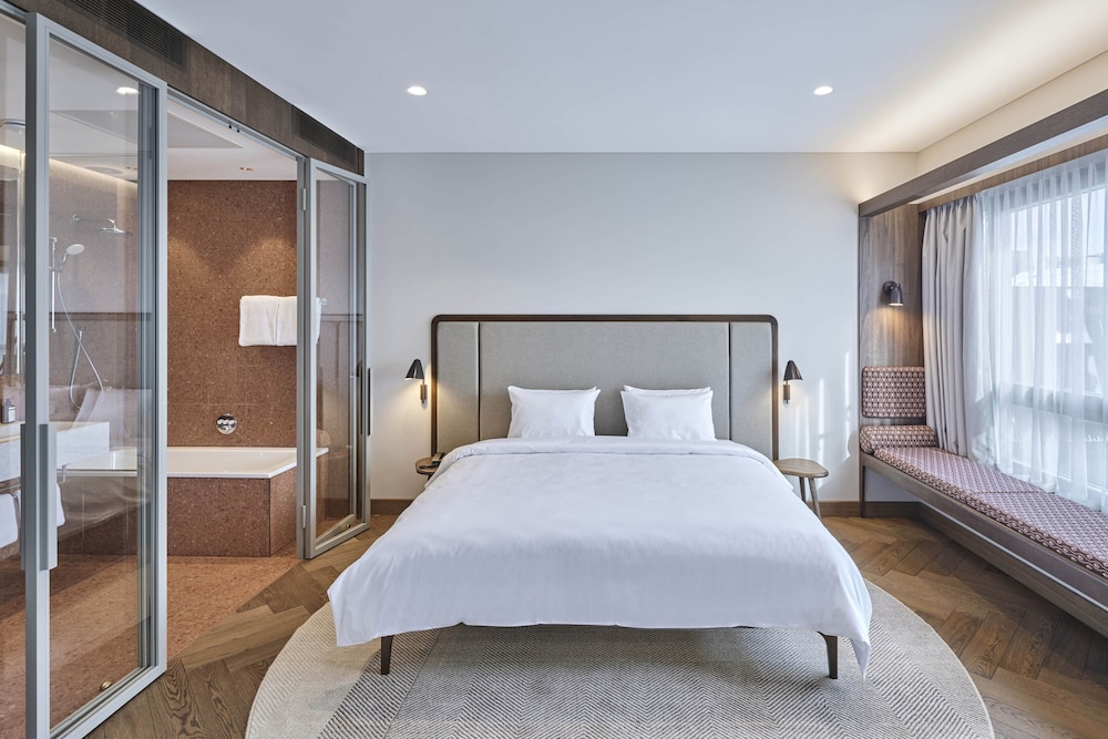 Luxury Suite - Photo 2