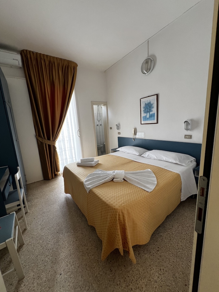 Standard Double or Twin Room - Photo 3