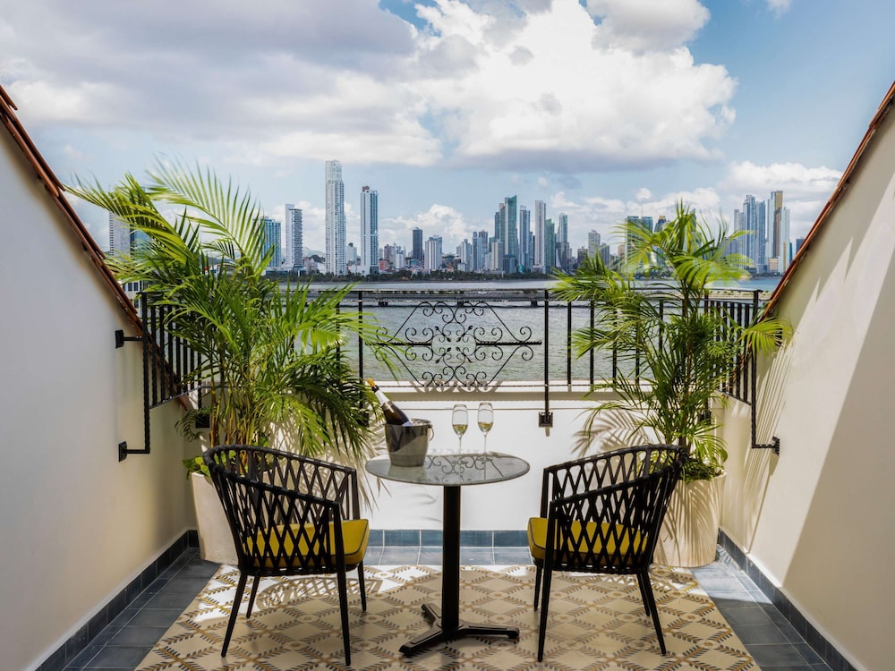 King Junior Suite with Historic View