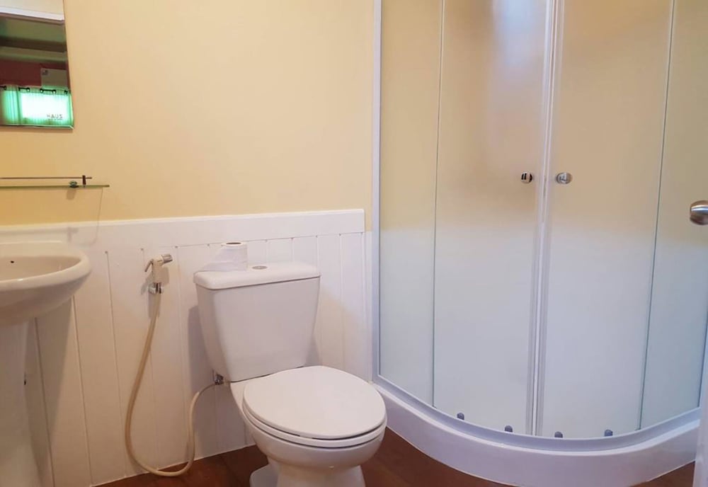 Twin-Bed Shared Bathroom photo 2