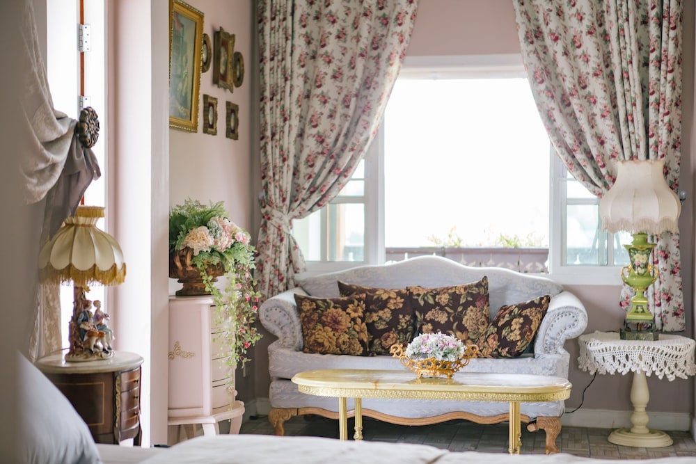 Deluxe King Suite (Lavender) photo 2