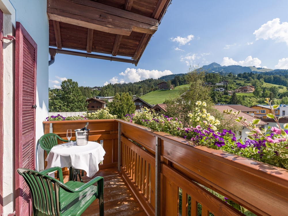 Premium Double Room, 1 Queen Bed with Sofa bed, Balcony, Mountain View photo 3