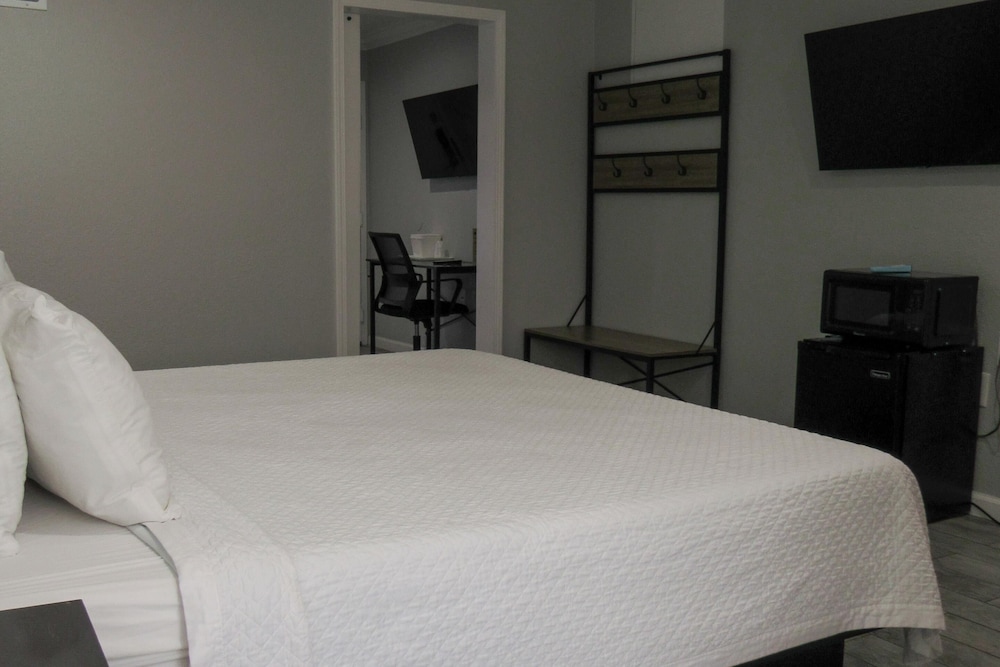 Suite, 1 King Bed with Sofa bed, Non Smoking photo 1