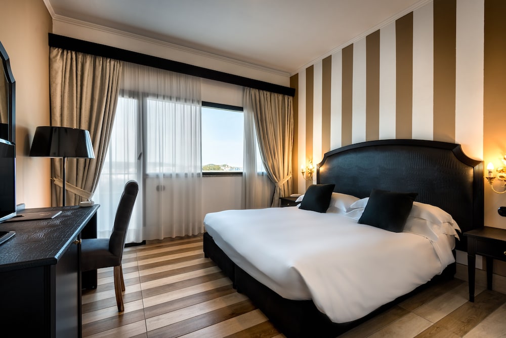 Suite, 1 Double Bed, Sea View - Photo 8