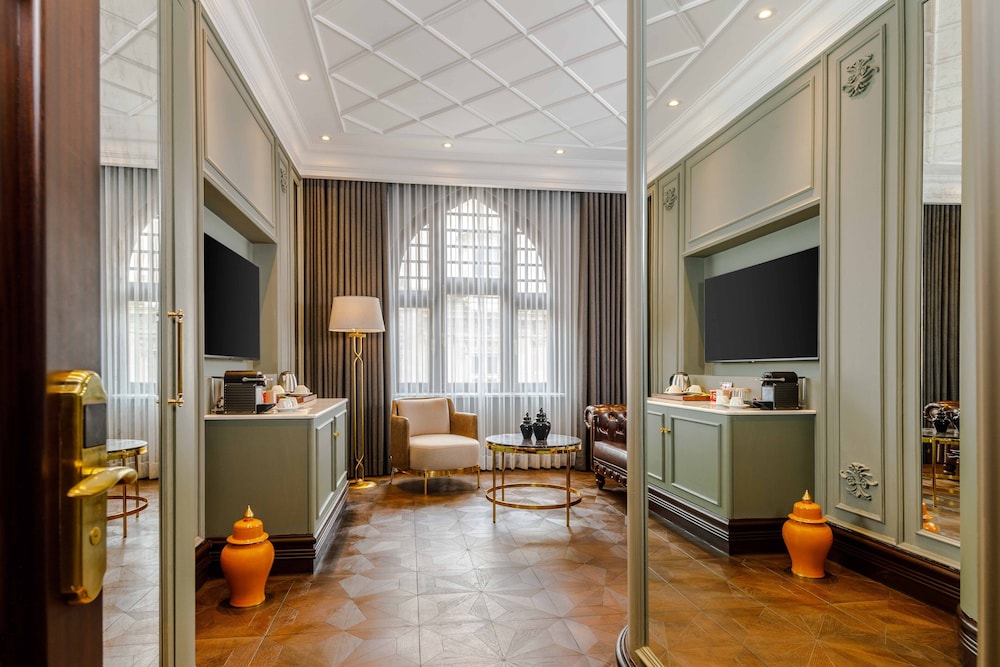 Deluxe King Suite