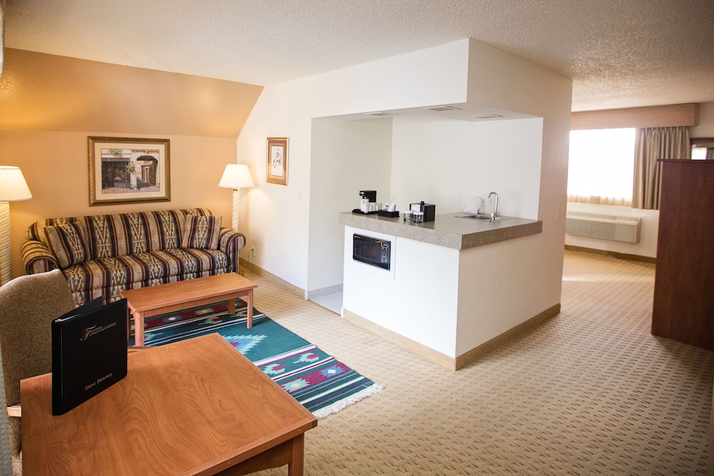 Honeymoon Suite, 1 King Bed, Balcony, Mountain View photo 1