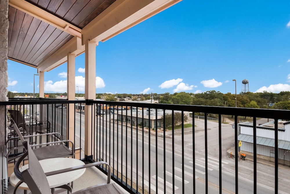 Suite, 1 King Bed, Non Smoking, Balcony (with Sofabed) - Photo 4