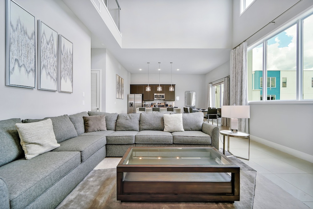 Luxury Condo, 4 Bedrooms, Pool Access (Two Story)