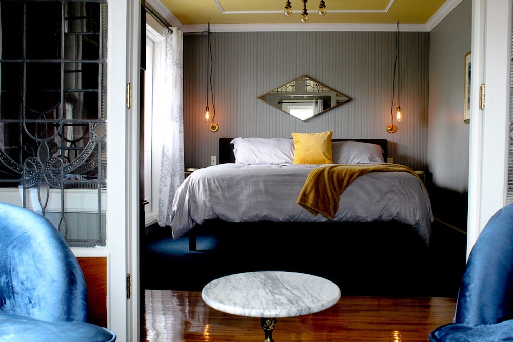 Deluxe Room, 1 King Bed photo 1