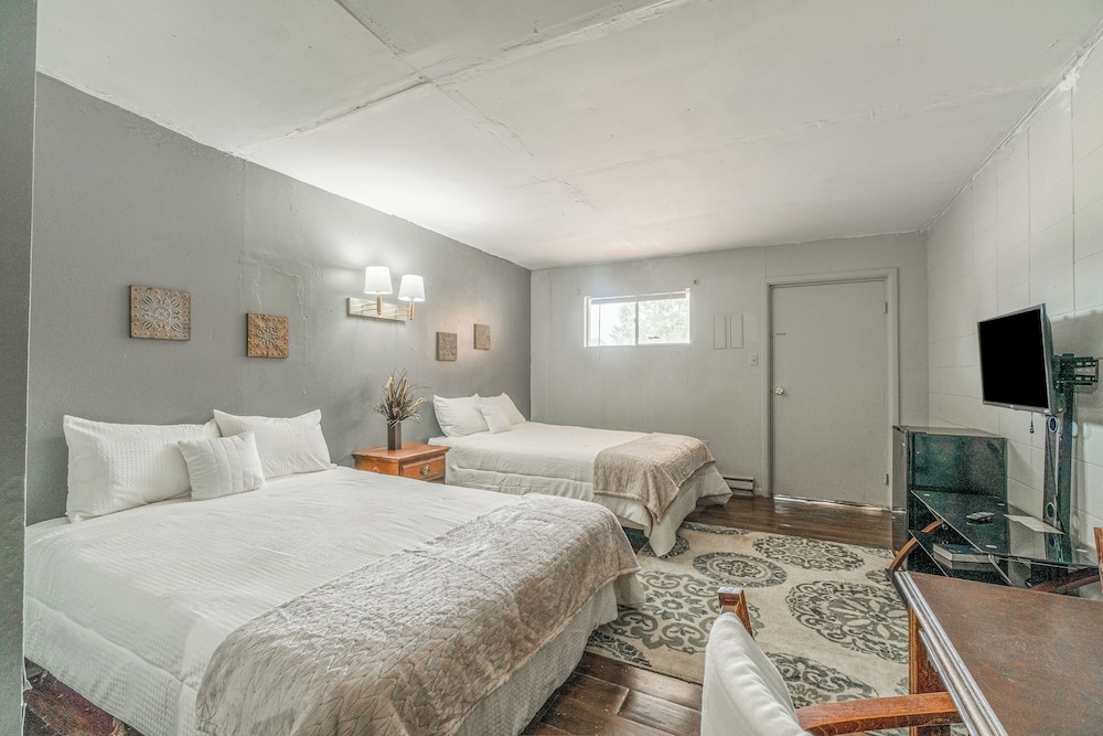 Room, 2 Double Beds, Smoking photo 1