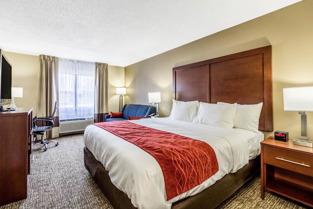 Standard Room, 1 King Bed, Non Smoking - Photo 2