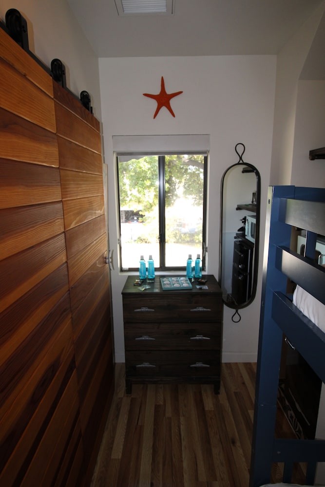 Family Room, Multiple Beds (1 King Bed and 1 Bunk Bed) photo 2