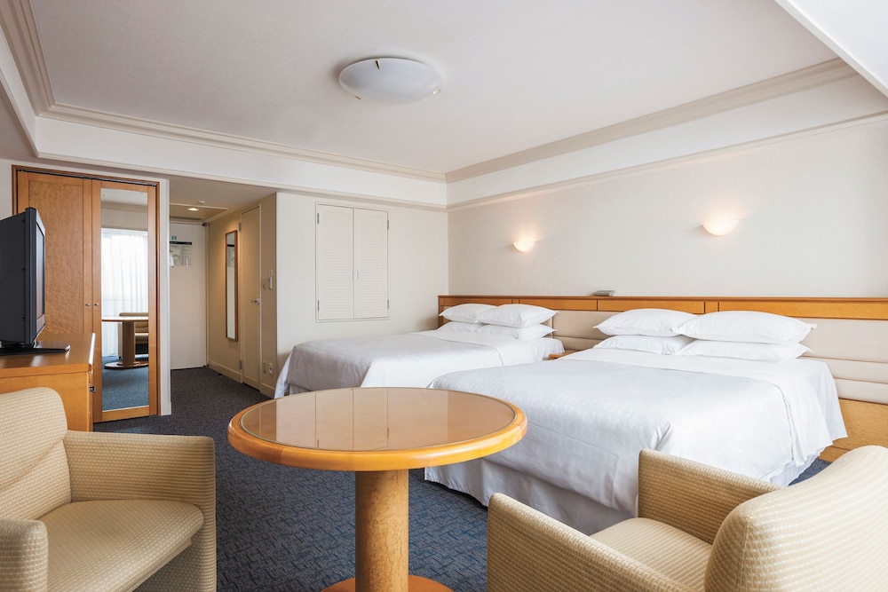 Guest room, 2 Double Beds, Disney or Bay view, Main Building, Balcony - Photo 3