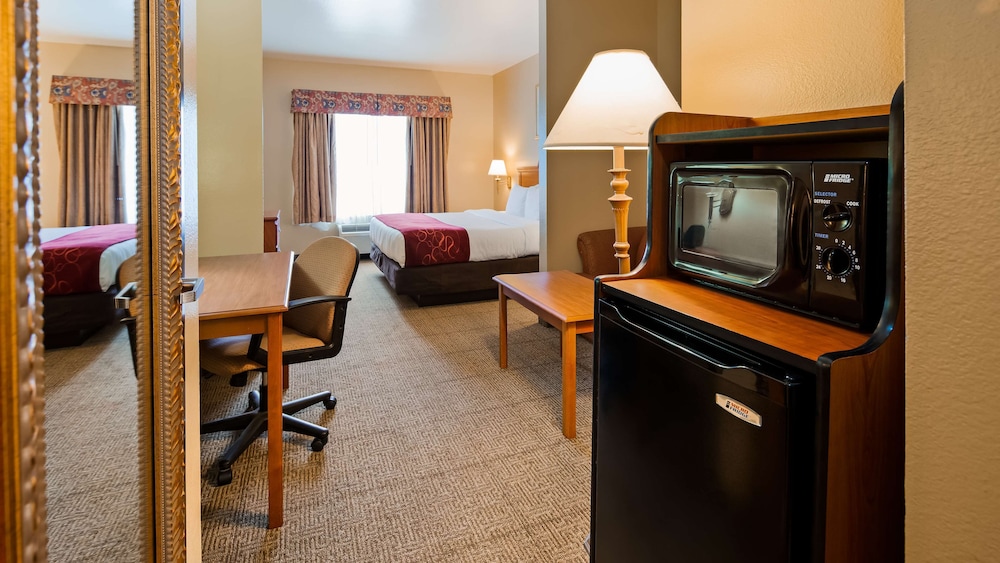 Suite, 1 King Bed, Non Smoking, Refrigerator & Microwave (with Sofabed) - Photo 3